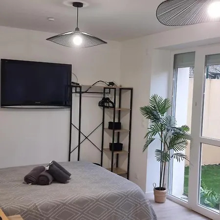 Apartment 2-appartement Rdc Avec Jardin *